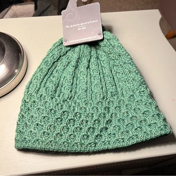 Aran Woollen Mills Green Cable-Knit Pom Beanie with Wooden Buttons NWT Women’s - Picture 11 of 11